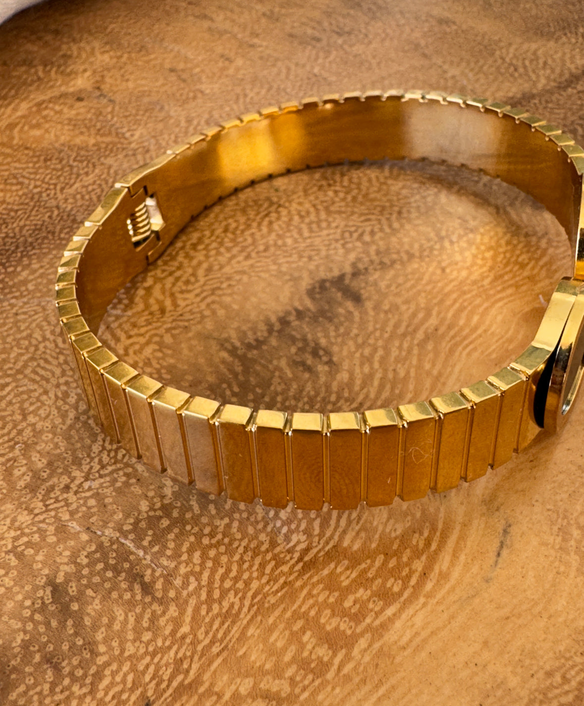 Double cloak bangle