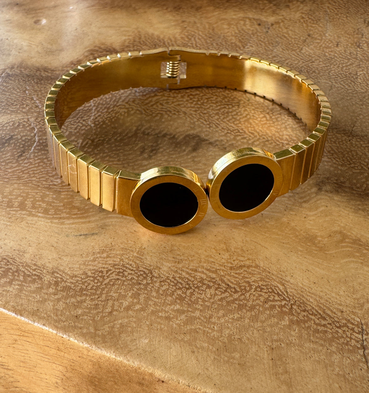 Double cloak bangle