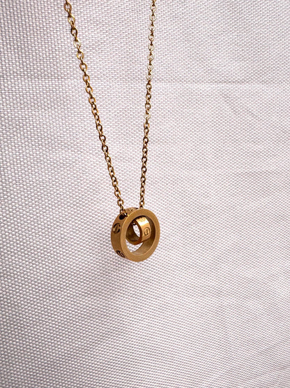 Gold circle necklace